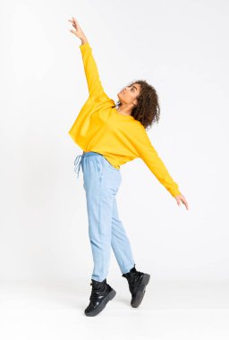 Genç Afrikalı Amerikalı kadın izole beyaz arka planda dans ediyor.