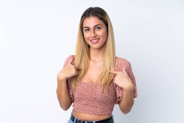 Genç Uruguaylı kadın, yalıtılmış beyaz arka planda, şaşırmış yüz ifadesi var.