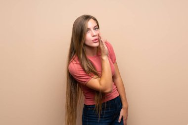 Tecrit edilmiş genç sarışın kız bir şeyler fısıldıyor