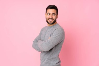 Kafkasyalı yakışıklı adam izole edilmiş, kolları bağlı ve mutlu.