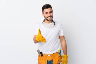 Zanaatkarlar ya da elektrikçiler iyi bir anlaşmadan sonra beyaz arka planda el sıkışırlar.
