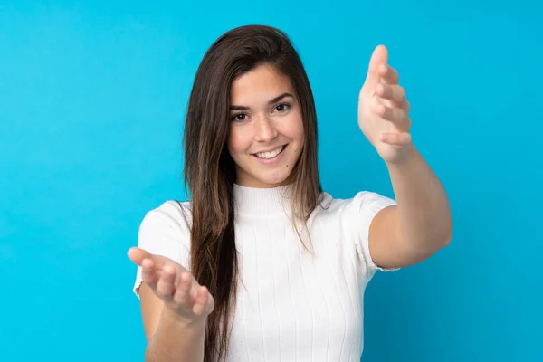 Tiener Meisje Geïsoleerde Blauwe Achtergrond Presenteren Uitnodigen Komen Met Hand — Stockfoto