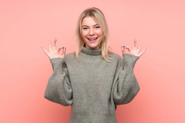 Young Blonde Russian Woman Isolated Pink Background Showing Sign Fingers — Stock Photo, Image