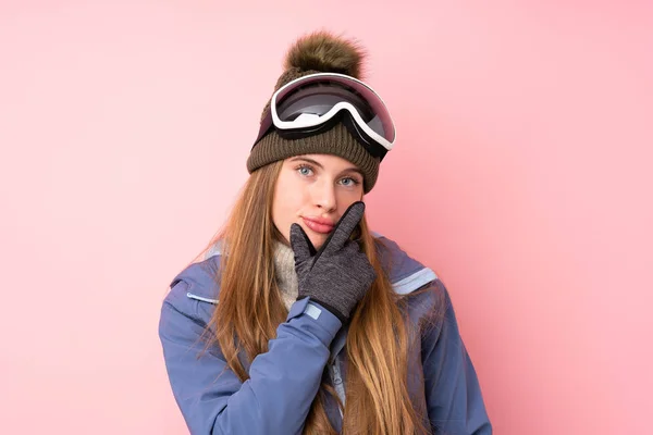 Sciatore Adolescente Ragazza Con Occhiali Snowboard Isolato Sfondo Rosa Pensando — Foto Stock