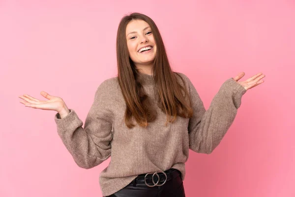 Tiener Kaukasisch Meisje Geïsoleerd Roze Achtergrond Glimlachen Veel — Stockfoto