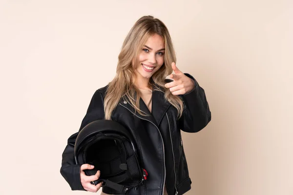 Chica Rusa Con Casco Moto Aislado Sobre Fondo Beige Apuntando —  Fotos de Stock