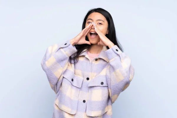 Mulher Chinesa Adolescente Isolado Fundo Azul Gritando Anunciando Algo — Fotografia de Stock