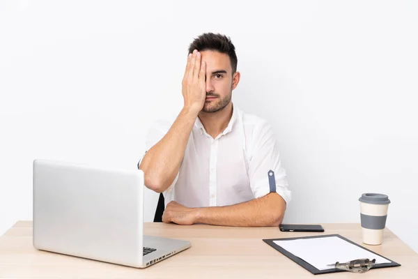 Joven Hombre Negocios Con Teléfono Móvil Lugar Trabajo Que Cubre —  Fotos de Stock