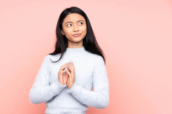 Adolescente Mujer China Aislada Sobre Fondo Rosa Maquinando Algo — Foto de Stock