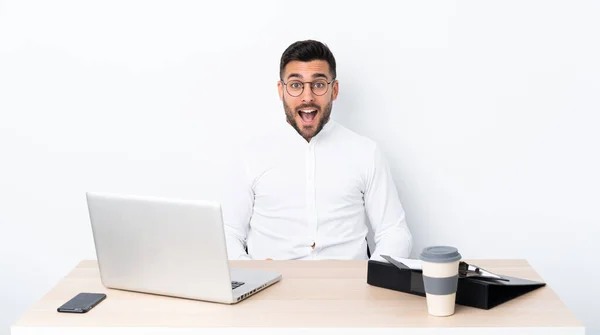 Jovem Empresário Local Trabalho Com Expressão Facial Surpresa — Fotografia de Stock