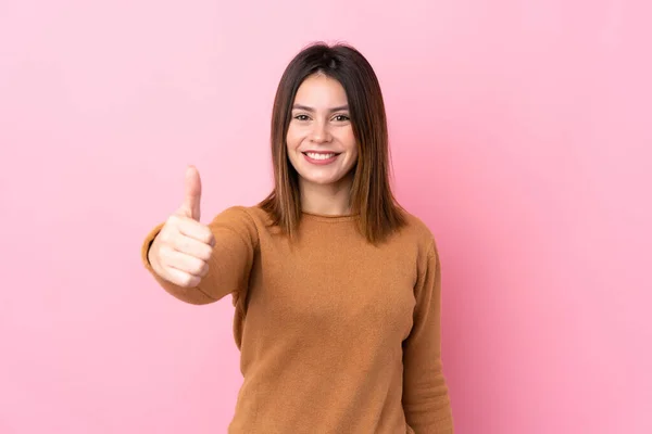 Jovem Mulher Sobre Fundo Rosa Isolado Com Polegares Para Cima — Fotografia de Stock