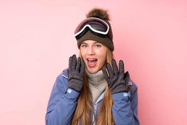 Skier Adolescente Avec Des Lunettes Snowboard Sur Fond Rose Isolé — Photo