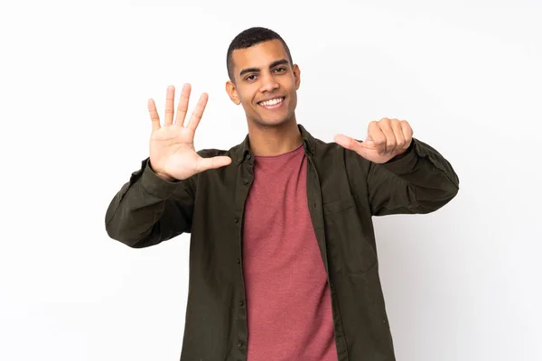 Junger Afroamerikaner Vor Isoliertem Weißen Hintergrund Der Mit Den Fingern — Stockfoto