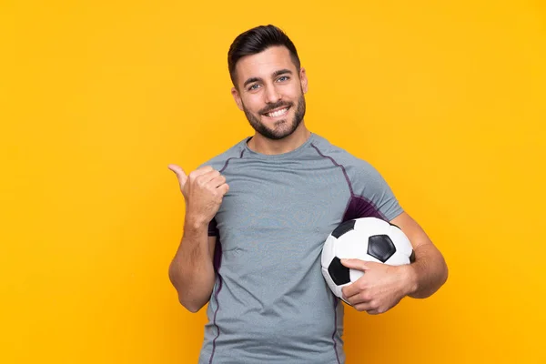 Jugador Fútbol Hombre Sobre Fondo Aislado Apuntando Lado Para Presentar —  Fotos de Stock