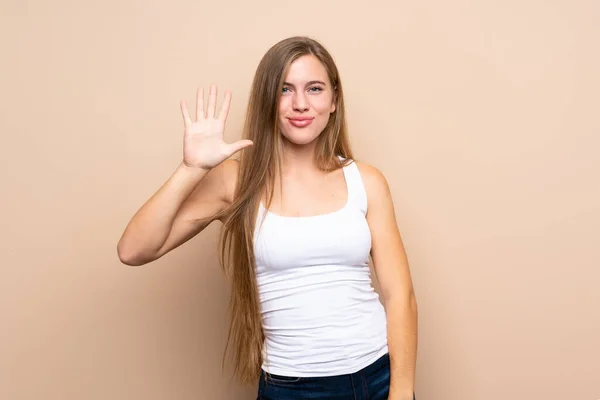 Tonåring Blond Flicka Över Isolerad Bakgrund Räkna Fem Med Fingrar — Stockfoto