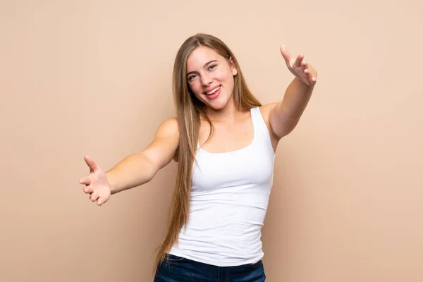 Teenager Blonde Girl Isolated Background Presenting Inviting Come Hand — ストック写真