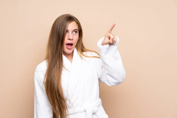 Teenager Mädchen Bademantel Über Isoliertem Hintergrund Der Wegzeigt — Stockfoto