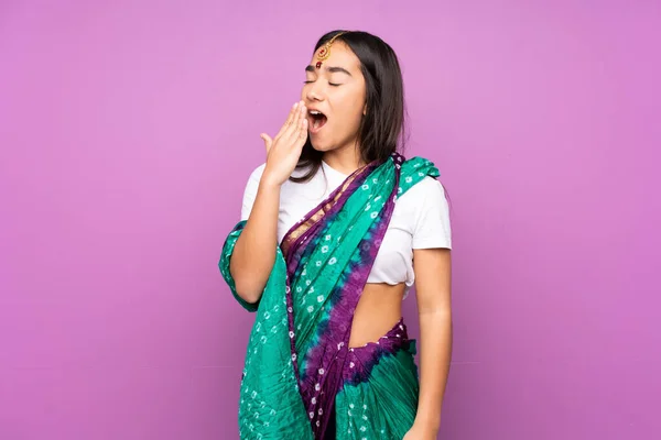 Молодая Индийская Женщина Сари Изолированном Фоне Зевает Покрывает Широко Открытый — стоковое фото