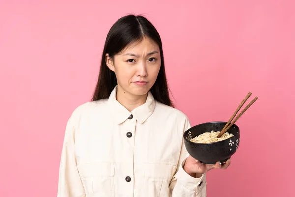 Jonge Aziatische Vrouw Geïsoleerd Roze Achtergrond Met Droevige Uitdrukking Terwijl — Stockfoto