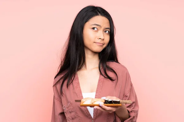Tonåring Asiatisk Flicka Äter Sushi Isolerad Rosa Bakgrund Stående Och — Stockfoto