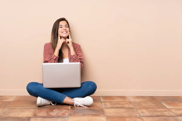 Adolescente Estudiante Sentada Suelo Con Ordenador Portátil Sonriendo Con Una — Foto de Stock