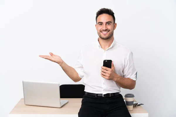 Joven Hombre Negocios Con Teléfono Móvil Lugar Trabajo Con Espacio —  Fotos de Stock