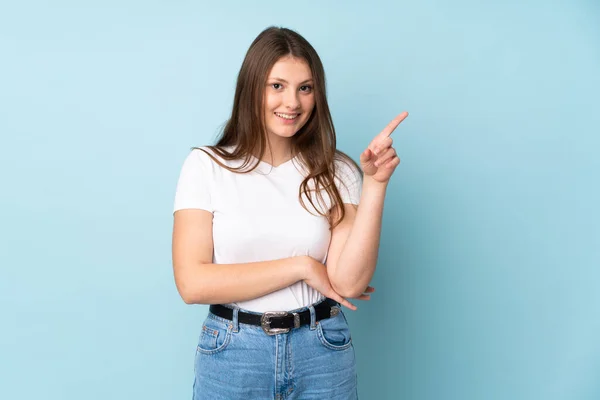 Adolescent Caucasien Fille Isolé Sur Bleu Fond Heureux Pointant Vers — Photo