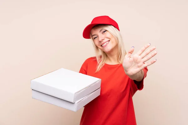 Pizza Consegna Donna Russa Tenendo Una Pizza Oltre Parete Isolata — Foto Stock