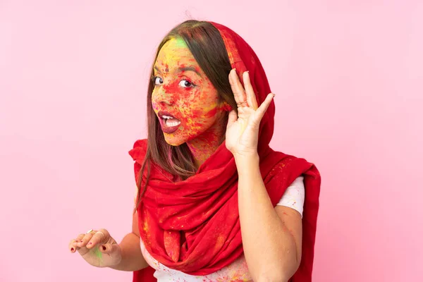 Mujer India Joven Con Coloridos Polvos Holi Cara Aislada Sobre —  Fotos de Stock