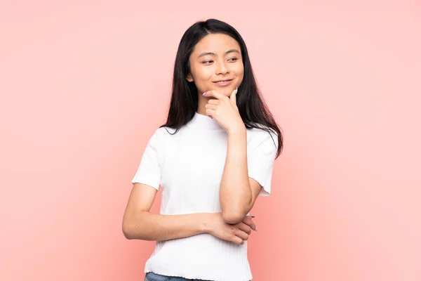 Adolescente Mujer China Aislada Sobre Fondo Rosa Mirando Hacia Lado —  Fotos de Stock