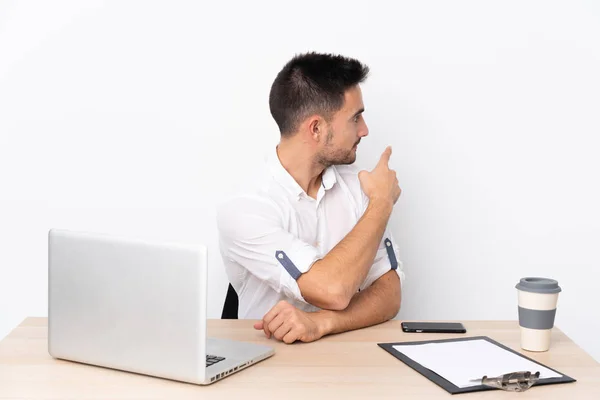 Joven Hombre Negocios Con Teléfono Móvil Lugar Trabajo Apuntando Hacia — Foto de Stock