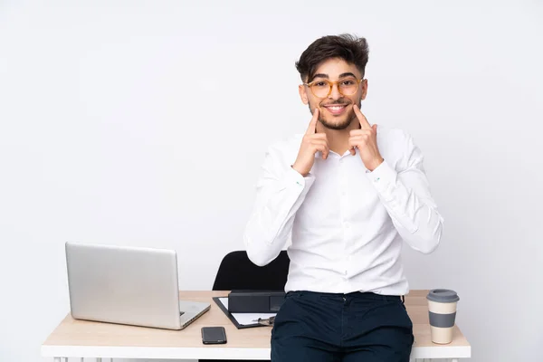Arabský Muž Kanceláři Izolované Bílém Pozadí Úsměvem Šťastným Příjemným Výrazem — Stock fotografie