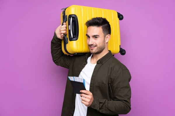 Jovem Homem Bonito Sobre Fundo Roxo Isolado Férias Com Mala — Fotografia de Stock