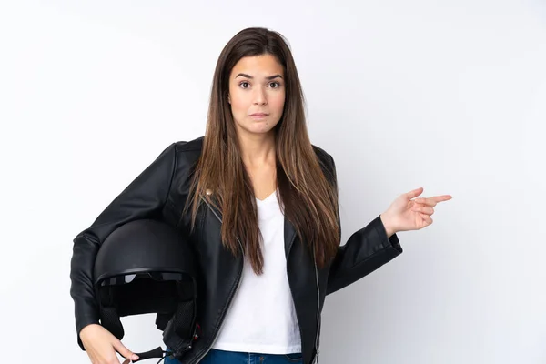 Mladá Žena Motocyklovou Přilbou Přes Izolované Bílé Pozadí Ukazuje Laterály — Stock fotografie