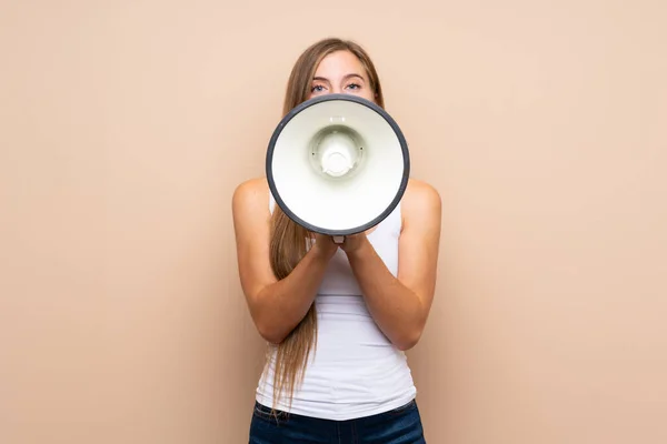 Tiener Blond Meisje Geïsoleerde Achtergrond Schreeuwen Door Een Megafoon — Stockfoto