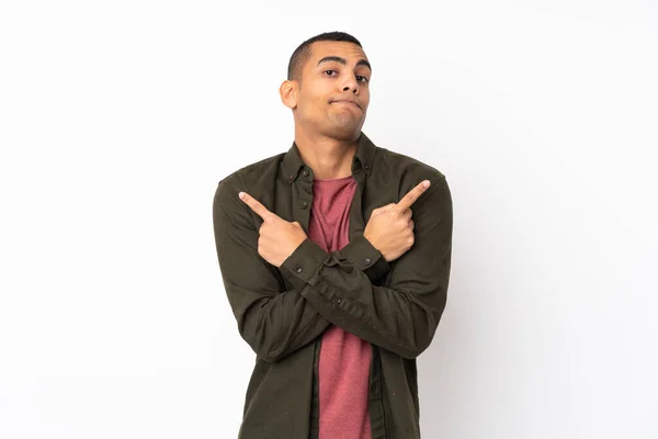 Junger Afroamerikanischer Mann Vor Isoliertem Weißen Hintergrund Zeigt Auf Die — Stockfoto