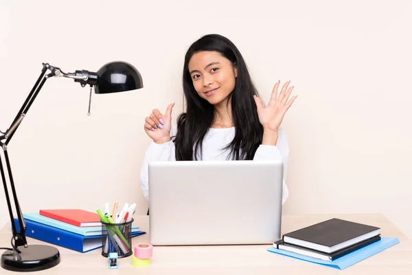 Estudiante Asiático Chica Lugar Trabajo Con Portátil Aislado Beige Fondo — Foto de Stock