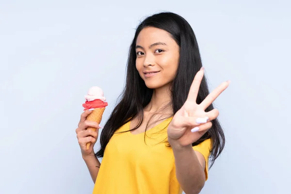 Adolescente Menina Asiática Com Sorvete Corneto Isolado Fundo Azul Sorrindo — Fotografia de Stock