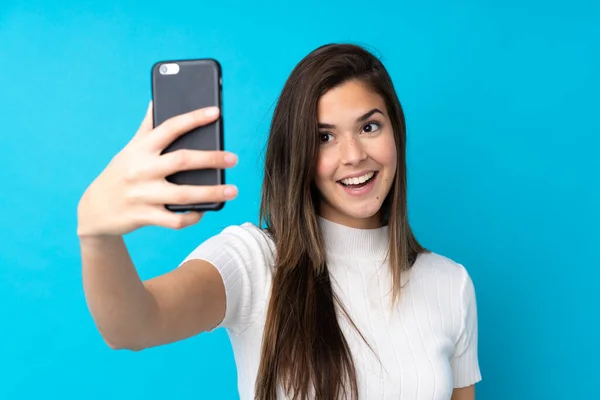 Teenager Κορίτσι Πάνω Από Απομονωμένο Μπλε Φόντο Κάνει Μια Selfie — Φωτογραφία Αρχείου