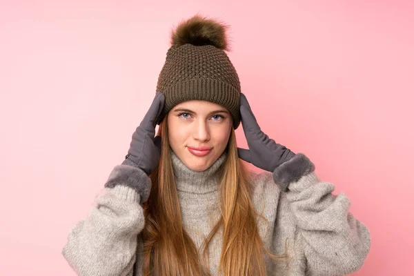 Giovane Ragazza Adolescente Con Cappello Invernale Sfondo Rosa Isolato Infelice — Foto Stock