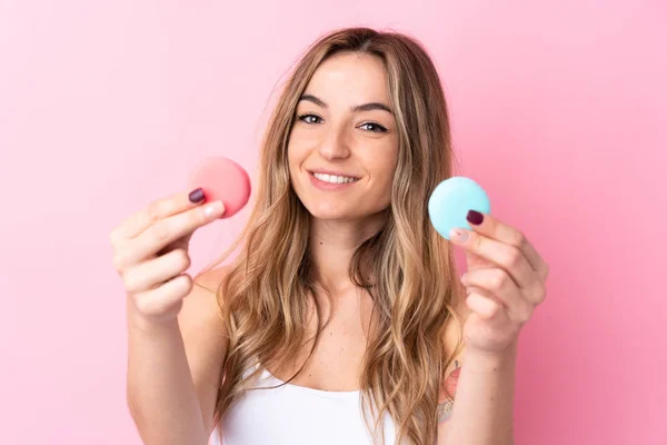 Fiatal Felett Elszigetelt Rózsaszín Háttér Kínál Színes Francia Macarons — Stock Fotó