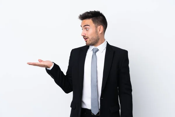 Joven Hombre Negocios Sobre Fondo Aislado Sosteniendo Espacio Copia Imaginario — Foto de Stock