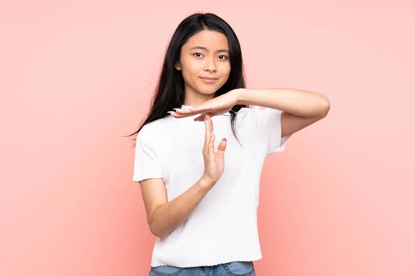 Teenager Chinesin Isoliert Auf Rosa Hintergrund Macht Auszeit Geste — Stockfoto