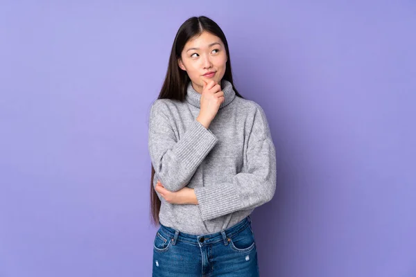 Joven Asiática Mujer Sobre Aislado Fondo Pensamiento Idea Mientras Mira —  Fotos de Stock