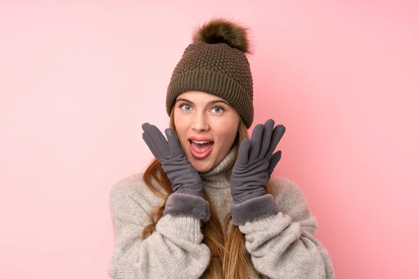 Kışlık Şapkalı Soyutlanmış Pembe Bir Geçmişi Olan Genç Kız Sürpriz — Stok fotoğraf