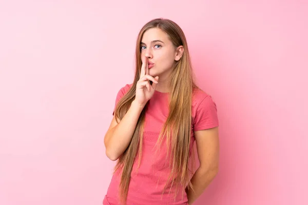 Adolescente Bionda Ragazza Isolato Rosa Sfondo Facendo Silenzio Gesto — Foto Stock
