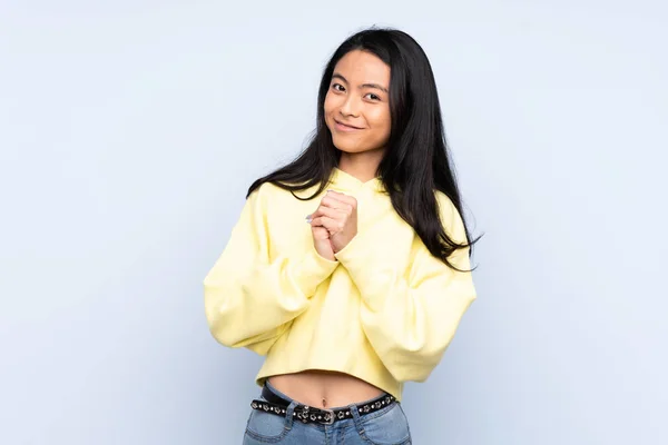 Teenager Chinesische Frau Isoliert Auf Blauem Hintergrund Lachen — Stockfoto