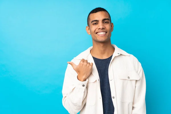 Jovem Afro Americano Sobre Fundo Azul Isolado Apontando Para Lado — Fotografia de Stock