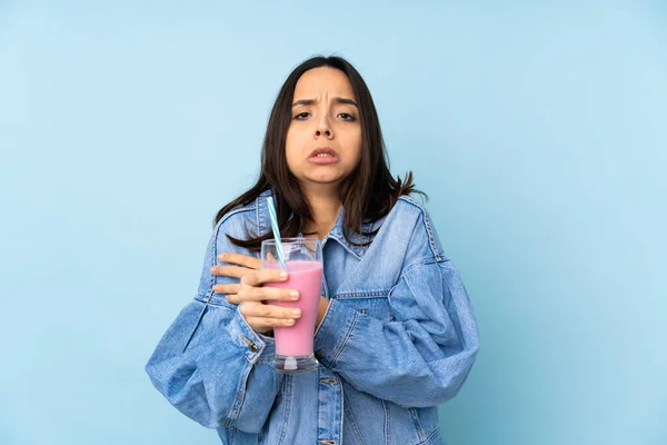 Jovem Com Batido Morango Sobre Fundo Azul Isolado Congelamento — Fotografia de Stock