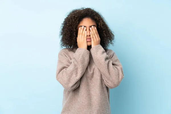 Jovem Afro Americana Isolada Fundo Azul Cobrindo Olhos Por Mãos — Fotografia de Stock